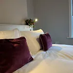 Three Bedroom City Home With Garden