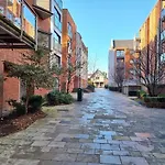 High Street - 2Bd Apt - King Beds - Parking - Wise Stays