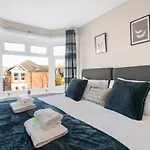 Spacious 3 Bed House, Netflix, Garden, Parking
