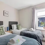 Spacious 3 Bed House, Netflix, Garden, Parking