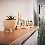 High Street - 2Bd Apt - King Beds - Parking - Wise Stays