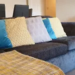 Best Price!Superb City Centre 2Bd Apartment, 1 Double Bed, 2 Singles Or Superking, Sofabed, Smart Tv & Free Secure Parking