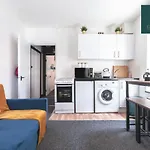 City Centre Apartment By Greenrose Serviced Accommodation With Comfortable Kingsize Bed, Trainstation