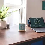 City Centre Apartment By Greenrose Serviced Accommodation With Comfortable Kingsize Bed, Trainstation