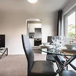 Best Price - Fantastic 2Bed 2Bath City Centre Apartment! 1 Double Bed, 3 Singles Or Kingsize, Sofabed, Smart Tvs, Free Parking