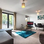 Best Price! Large Spacious 2 Bed Apartment - King Size Or Single Beds, Sofabeds, Smart Tvs, Free Parking