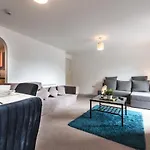 Best Price! Large Spacious 2 Bed Apartment - King Size Or Single Beds, Sofabeds, Smart Tvs, Free Parking