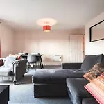 Best Price! 2 Bed City Centre - 4 Single Beds Or 2 Super King, Smart Tvs, Sofa Bed & Free Secure Parking