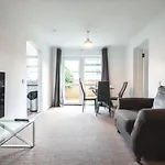 Best Price - Fantastic 2Bed 2Bath City Centre Apartment! 1 Double Bed, 3 Singles Or Kingsize, Sofabed, Smart Tvs, Free Parking