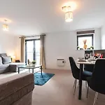 Best Price! Large Spacious 2 Bed Apartment - King Size Or Single Beds, Sofabeds, Smart Tvs, Free Parking