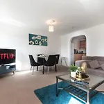 Best Price! Large Spacious 2 Bed Apartment - King Size Or Single Beds, Sofabeds, Smart Tvs, Free Parking