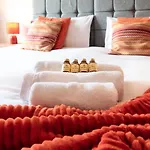 Best Price! 2 Bed City Centre - 4 Single Beds Or 2 Super King, Smart Tvs, Sofa Bed & Free Secure Parking