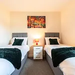 Best Price! 2 Bed City Centre - 4 Single Beds Or 2 Super King, Smart Tvs, Sofa Bed & Free Secure Parking