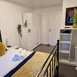 2-Bedroom Apartment *Nr City Centre With Parking*