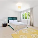 Hampshire Gated Home In Exclusive Location