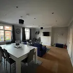 Comfy Affordable 2 Bedroom Flat Free Parking