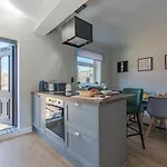 Spacious Southampton House Sanctuary In The City