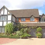 Large & Spacious 5 Bedroom, 3.5 Bathroom House