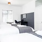 3Br, Sleeps 8 Walk To Mayflower & Parking!