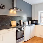 3Br, Sleeps 8 Walk To Mayflower & Parking!