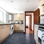 Metropolitan - 2 Bed, Private Parking Apartment, Great Commercial Home From Home Stay!