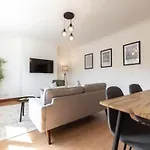 Metropolitan - 2 Bed, Private Parking Apartment, Great Commercial Home From Home Stay!