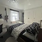 Private Flat In City Centre With Parking
