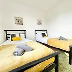 Spacious 3-Bed Southampton Retreat - Sleeps 7 - Parking - Close To Southampton General Hospital - Great For Contractors