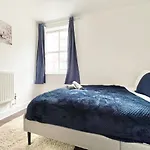Spacious 3-Bed Southampton Retreat - Sleeps 7 - Parking - Close To Southampton General Hospital - Great For Contractors