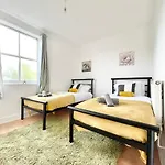 Spacious 3-Bed Southampton Retreat - Sleeps 7 - Parking - Close To Southampton General Hospital - Great For Contractors