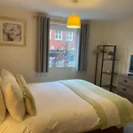 Number 10 Serviced Apartment - Chapel