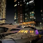 Luxury 40 Foot Yacht On 5 Star Ocean Village Marina Southampton - Minutes Away From City Centre And Cruise Terminals - Free Parking Included - Fully Heated For Winter!
