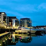 Superyacht On 5 Star Ocean Village Marina, Southampton - Minutes Away From City Centre And Cruise Terminals - Free Parking Included - Fully Heated For Winter!