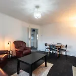 Central Modern Flat In Southampton, Sleeps 5, Free Off-Road Parking, Close To Hospital, Cruise Terminal And Centre, Great For Contractors, Friends & Families