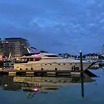 Superyacht On 5 Star Ocean Village Marina, Southampton - Minutes Away From City Centre And Cruise Terminals - Free Parking Included - Fully Heated For Winter!
