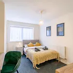 Open Mind Leisure - Luxury Apartment Near Hospital & Underground Free Parking For 2 Vehicles
