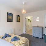 Open Mind Leisure - Luxury Apartment Near Hospital & Underground Free Parking For 2 Vehicles