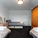 Central Modern Flat In Southampton, Sleeps 5, Free Off-Road Parking, Close To Hospital, Cruise Terminal And Centre, Great For Contractors, Friends & Families