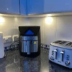 Modern 2Bed Flat Near Ocean Village