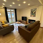 Spacious 3 Bedroom Apartment Close To Marina, 2 Parking Spaces, Kingsize Or Single Beds