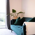 Newly Refurbished - Stylish Central Apt W/Parking