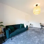 Newly Refurbished - Stylish Central Apt W/Parking