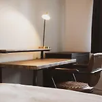 Newly Refurbished - Stylish Central Apt W/Parking