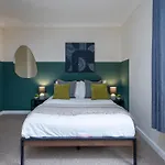 4 Bed House With Driveway Parking