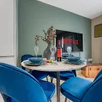 1 Bed Ocean Village Luxury Apartment, Stylish Cosy Central Location Southampton, Sleeps 4 - Easter Offer! - By Blue Puffin Stays