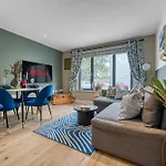 1 Bed Ocean Village Luxury Apartment, Stylish Cosy Central Location Southampton, Sleeps 4 - Easter Offer! - By Blue Puffin Stays