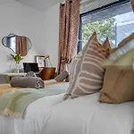 1 Bed Ocean Village Luxury Apartment, Stylish Cosy Central Location Southampton, Sleeps 4 - Easter Offer! - By Blue Puffin Stays