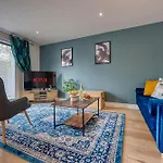 Easter Special Offer!! Cosy, Spacious, Stylish & Modern 2-Br City Apartment, Prime Location! Sleeps 6, Southampton Ocean Village - By Blue Puffin Stays