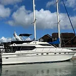 Superyacht On 5 Star Ocean Village Marina, Southampton - Minutes Away From City Centre And Cruise Terminals - Free Parking Included - Fully Heated For Winter!
