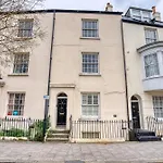 2-Br Stunning Apt, Sleeps 6, Near Ocean Village - Work Contractors And Easter Special Offer!! - By Blue Puffin Stays
